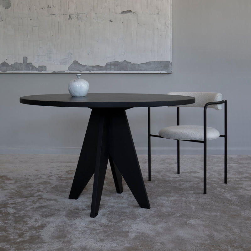 Pose dining table