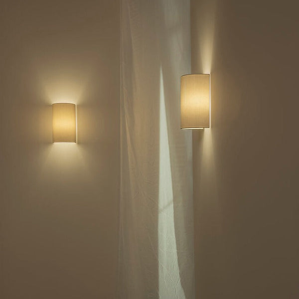 Singular wall lamp