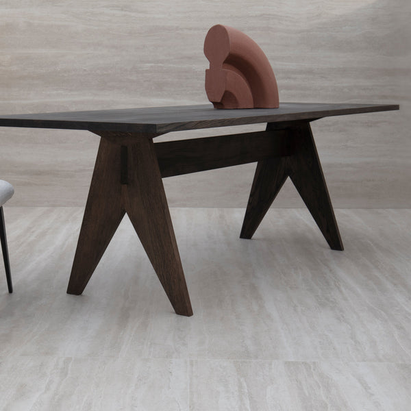 Pose dining table